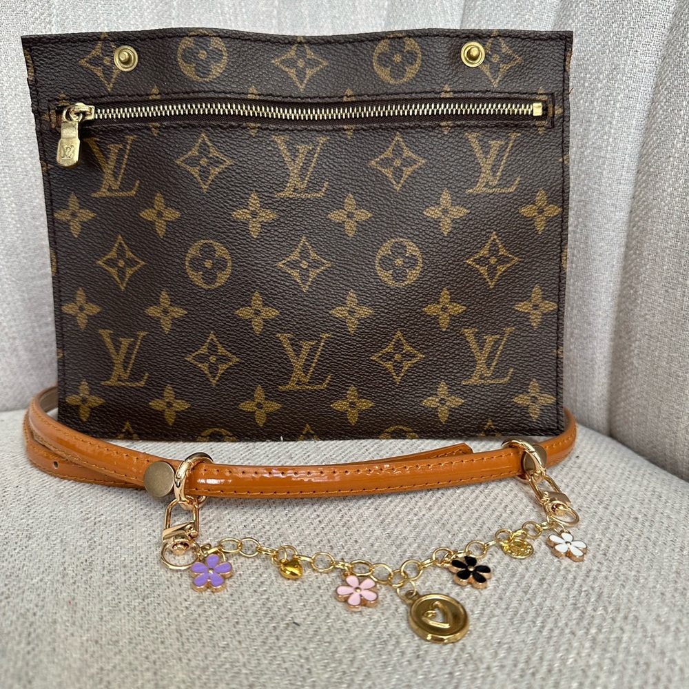 LOUIS VUITTON Monogram Zippered Pouch